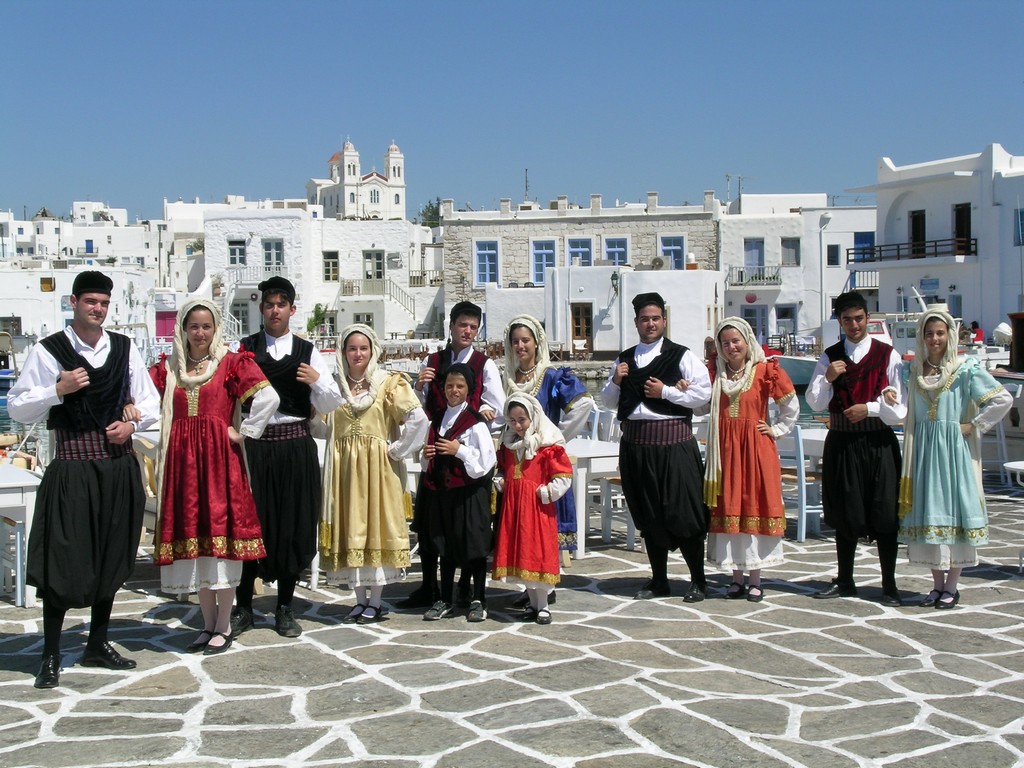 Tancerze w miasteczku Naoussa, Paros